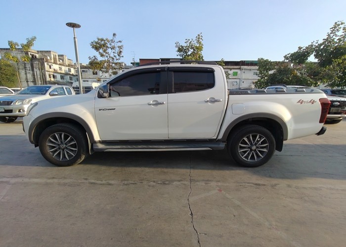 Used 1
                    ISUZU
                     for Sale Image