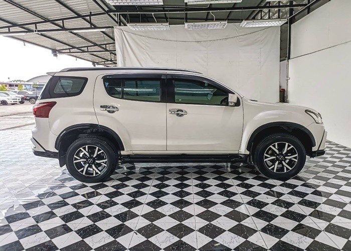 Used 8
                    ISUZU
                     for Sale Image