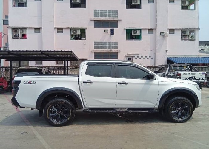 Used 9
                    ISUZU
                     for Sale Image