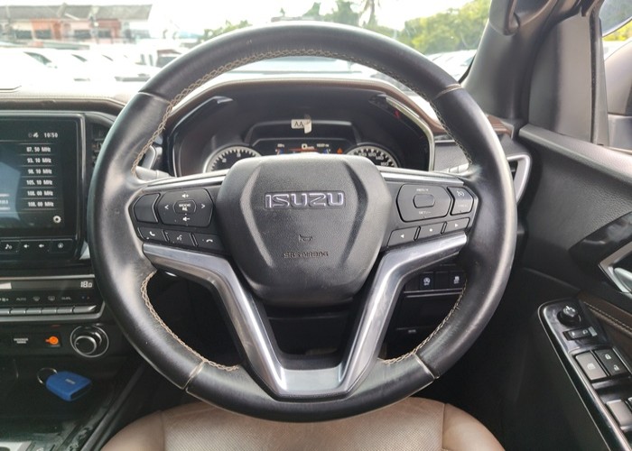 Used 12
                    ISUZU
                     for Sale Image
