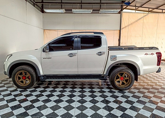 Used 10
                    ISUZU
                     for Sale Image