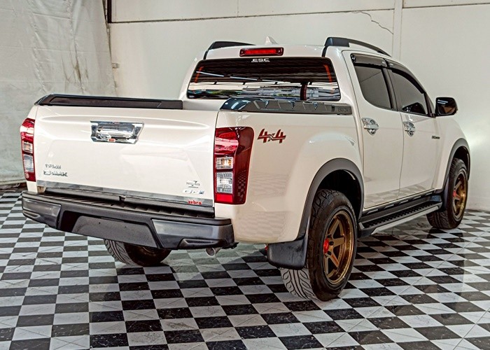 Used 10
                    ISUZU
                     for Sale Image