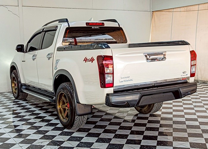 Used 10
                    ISUZU
                     for Sale Image